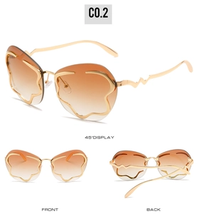 Vue triple de lunettes de soleil sans monture ondulées avec verres dégradés et cadre doré