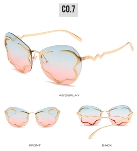 Vue détaillée de lunettes de soleil sans monture en forme de nuage avec branches dorées