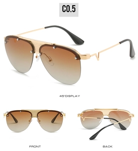 Makroaufnahme einer Pilotensonnenbrille mit goldenem Steg und V-förmigen Metallscharnieren