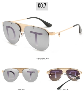 Detailansicht der Pilotensonnenbrille mit Goldrahmen und lila verspiegelten Gläsern