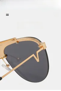 Makro-Detail der goldenen Pilotenbrille mit gerändeltem Metallsteg und grauen Gläsern