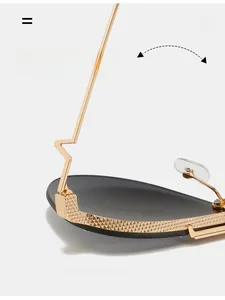 Detailaufnahme der goldenen Pilotenbrille mit strukturiertem Scharnier und Blitz-Bügel