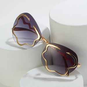 Lunettes de soleil oversize sans monture avec verres dégradés et bordure dorée chic