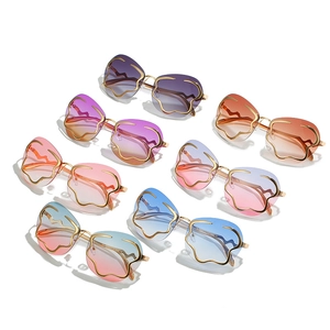 Lunettes de soleil sans monture en forme de nuage avec verres dégradés et bordure dorée