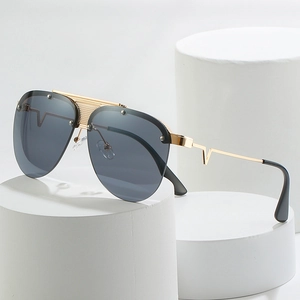 Klassische Pilotenbrille mit goldenem Metallrahmen, grauen Gläsern und V-Detail am Bügel