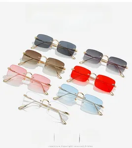 Détails de lunettes de soleil rectangulaires sans monture avec branches en métal doré gravé