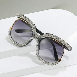Fashionable oversized sunglasses with crystal rhinestones and gradient lenses for women