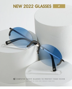 Détail de lunettes ovales sans monture avec verres dégradés bleus sur présentoir