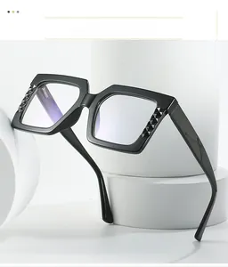 Détail de montures de lunettes noires avec texture diamant 3D sur les coins extérieurs