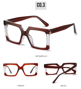 Détails macro des montures de lunettes carrées bicolores en écaille rouge et clair