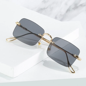 Lunettes de soleil carrées sans monture avec verres dégradés gris et branches en métal doré
