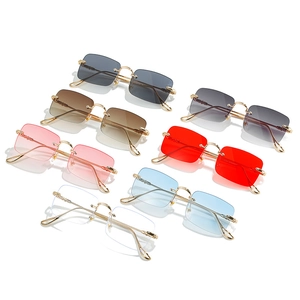 Chic lunettes de soleil rectangulaires sans monture dorée avec sept couleurs de verres
