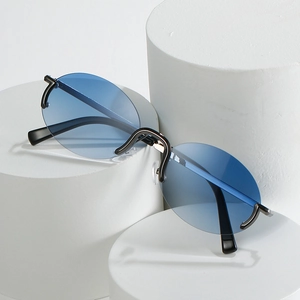 Lunettes de soleil ovales sans monture avec verres bleu clair sur des socles blancs chic