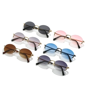 Série de lunettes de soleil ovales étroites avec branches en métal doré en six coloris