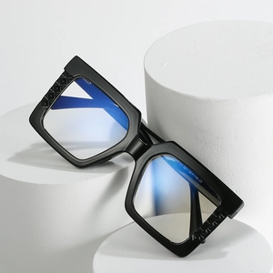 Monture de lunettes carrée noire avec détails texturés et verres anti-lumière bleue