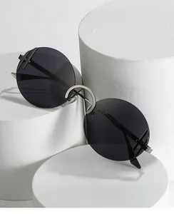 Détail de lunettes de soleil rondes avec croix gothiques et verres gris