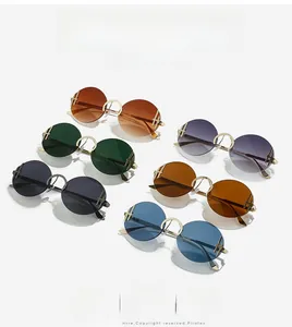 Détail de lunettes de soleil rondes avec accents H dorés et verres colorés en lot