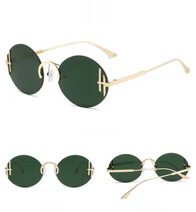 Vues détaillées de lunettes de soleil rondes vertes avec monture dorée et décor en H