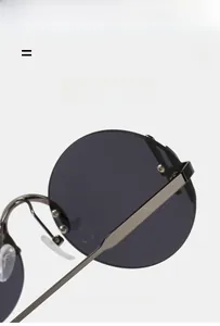Détail de lunettes de soleil rondes montrant une monture en métal légère et élastique