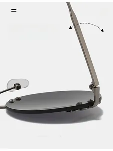 Gros plan des charnières métalliques durables sur des lunettes de soleil rondes à monture grise