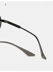 Détail des branches en acier inoxydable gris foncé avec embouts incurvés pour lunettes de soleil