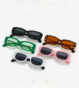 Détail de lunettes de soleil carrées avec branches à chaîne en cinq coloris variés
