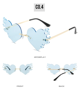 Drei Ansichten der herzförmigen Flammen-Sonnenbrille mit hellblauen Gläsern und Goldrahmen