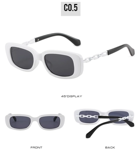 Détail de lunettes de soleil carrées blanches avec branches à maillons et verres foncés