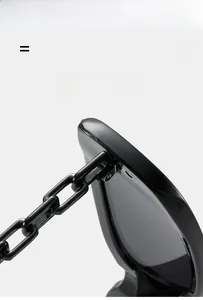 Gros plan de lunettes de soleil carrées noires avec design de chaîne sur les branches
