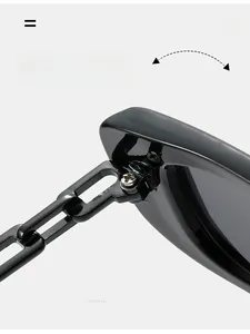 Détail de la charnière durable et de la branche en chaîne sur lunettes de soleil noires