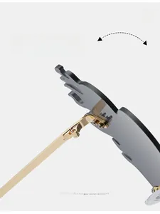 Detail des robusten Gold-Metallscharniers der flammenförmigen randlosen Sonnenbrille