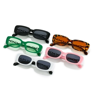 Lunettes de soleil rectangulaires avec branches à maillons de chaîne en divers coloris