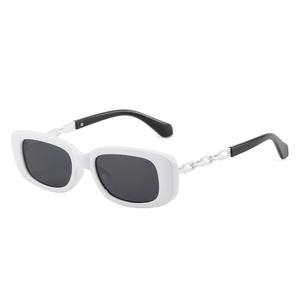 Lunettes de soleil carrées avec branches en chaîne blanche et verres foncés sur fond blanc