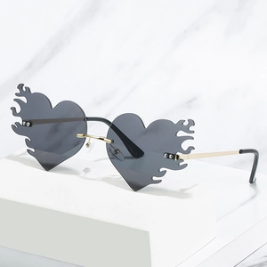 Moderne herzförmige Flammen-Sonnenbrille mit Goldbügeln und grauen Gläsern ohne Rahmen