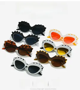 Détails de lunettes de soleil œil de chat avec montures ondulées en plusieurs couleurs