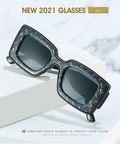 Nahaufnahme der schwarzen quadratischen Sonnenbrille mit Pixeltextur und Verlaufsgläsern