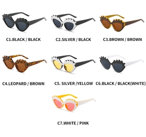 Collection de lunettes de soleil œil de chat en sept couleurs au design ondulé