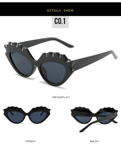 Vues détaillées de lunettes de soleil œil-de-chat noires avec monture ondulée unique