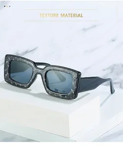 Detaillierte Ansicht der modernen quadratischen Sonnenbrille mit strukturiertem Rahmen