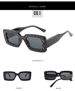 Detailansicht der quadratischen Sonnenbrille mit Webstruktur und grauen Gläsern