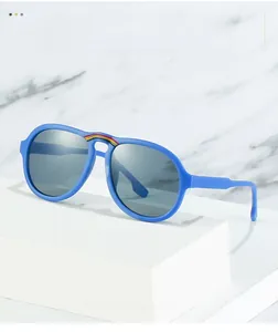 Detail einer blauen Kinder-Pilotenbrille mit Regenbogenstreifen auf dem Nasensteg