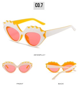 Lunettes de soleil œil de chat avec monture contrastée blanc jaune et verres roses vus de face