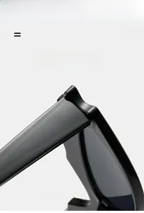 Détail de la monture noire brillante légère et super élastique de ces lunettes œil de chat