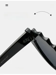 Détail de la charnière en métal sur lunettes œil de chat noires avec taille 52-19-147