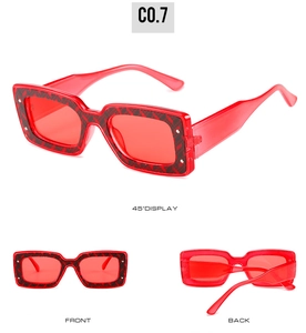 Drei-Ansichten-Display der roten quadratischen Sonnenbrille mit schwarzem Karomuster