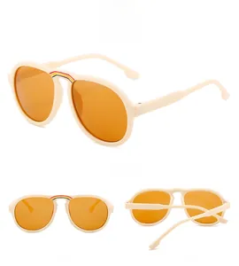 Detailansicht der Kinder-Pilotenbrille mit cremefarbenem Rahmen und orangefarbenen Gläsern