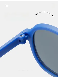 Detail des robusten Texturscharniers und mattblauen Rahmens der Kinderfliegerbrille