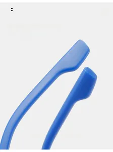 Detail der ergonomischen blauen Brillenbügel für Kinder für komfortables Tragen am Kopf