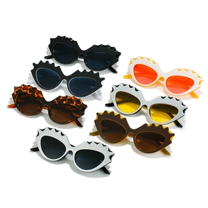 Lunettes de soleil œil de chat chic avec montures ondulées en plusieurs couleurs