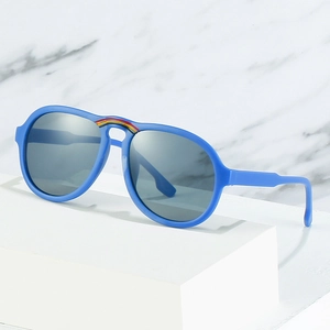 Himmelblaue Kinder Pilotenbrille mit Regenbogensteg und dunkelgrauen Gläsern